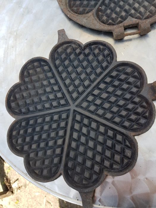 Nr16.Poniemiecka,przedwojenna, żeliwna gofrownica na piec,ogień