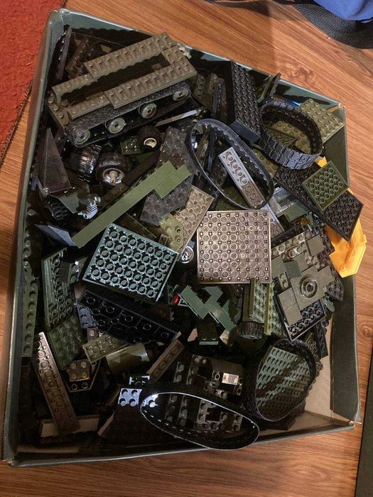 Коробки з лего деталями зеленого кольору