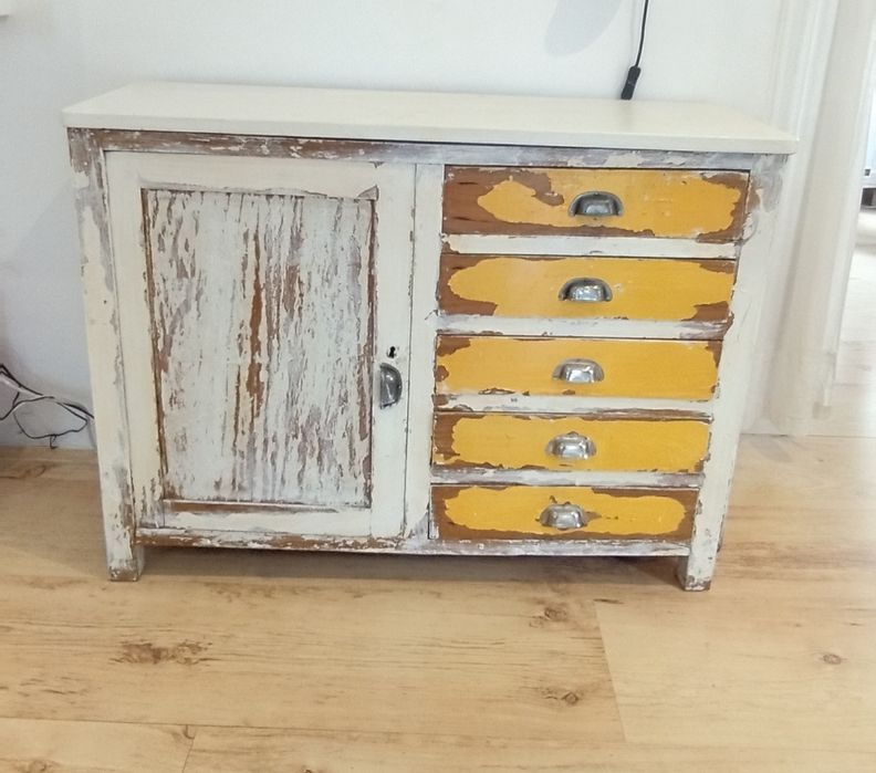 Móvel antigo recuperado