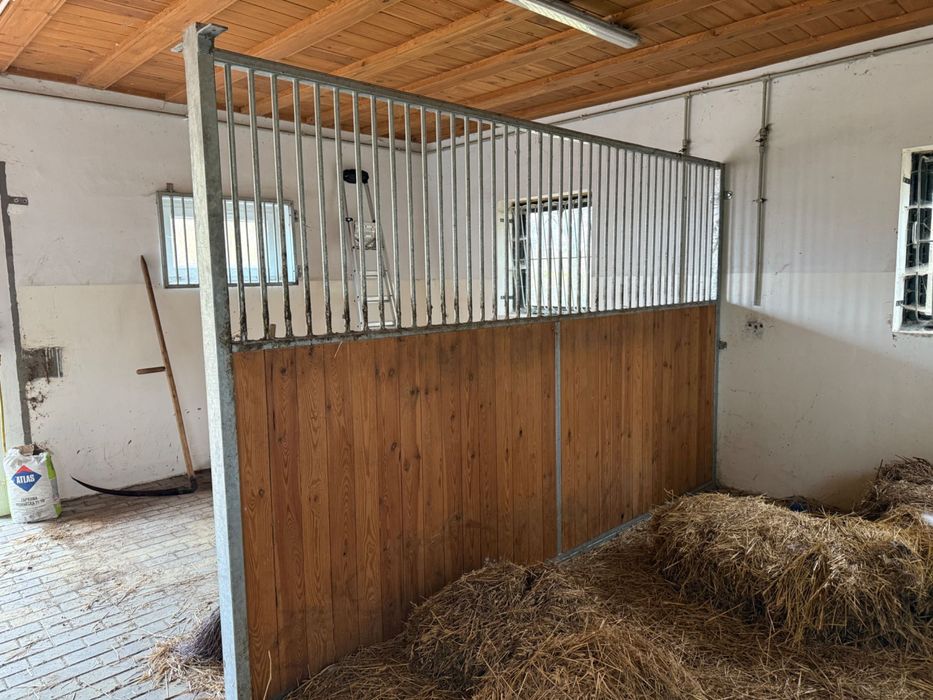 Boksy dla koni + okna stajenne