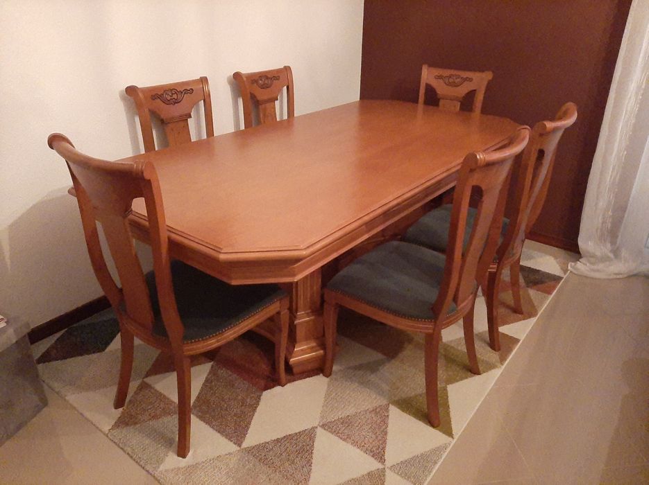 Conjunto de mesa e cadeiras