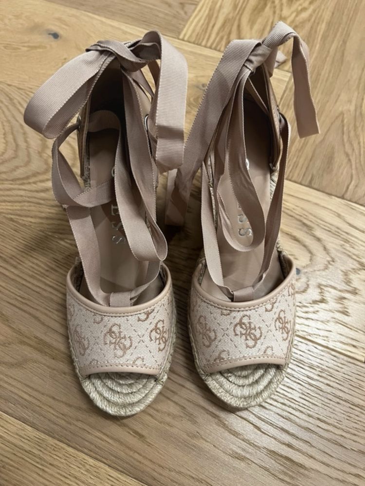 Nowe koturny Guess