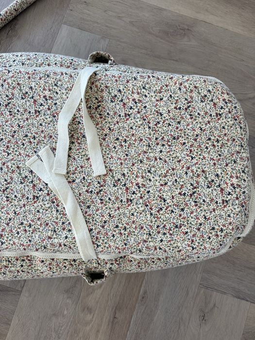 Konges Slojd kokon gniazdo niemowlece z pałąkiem na zabawki