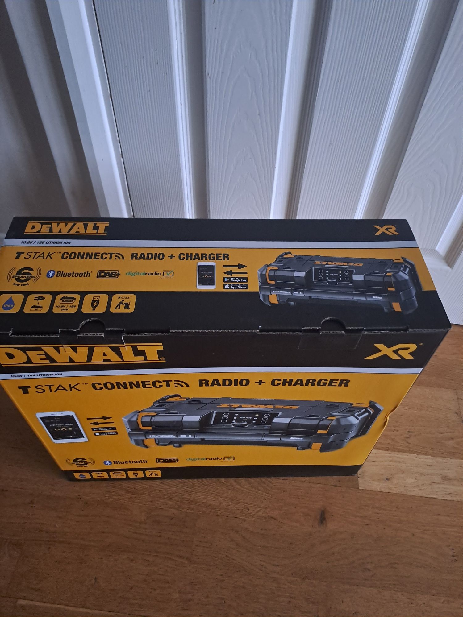 Radio Dewalt 18V z zasilaczem sieciowym
