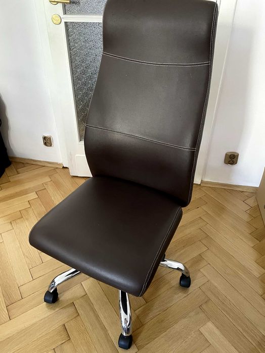 Brązowy fotel biurowy ze sztucznej skóry