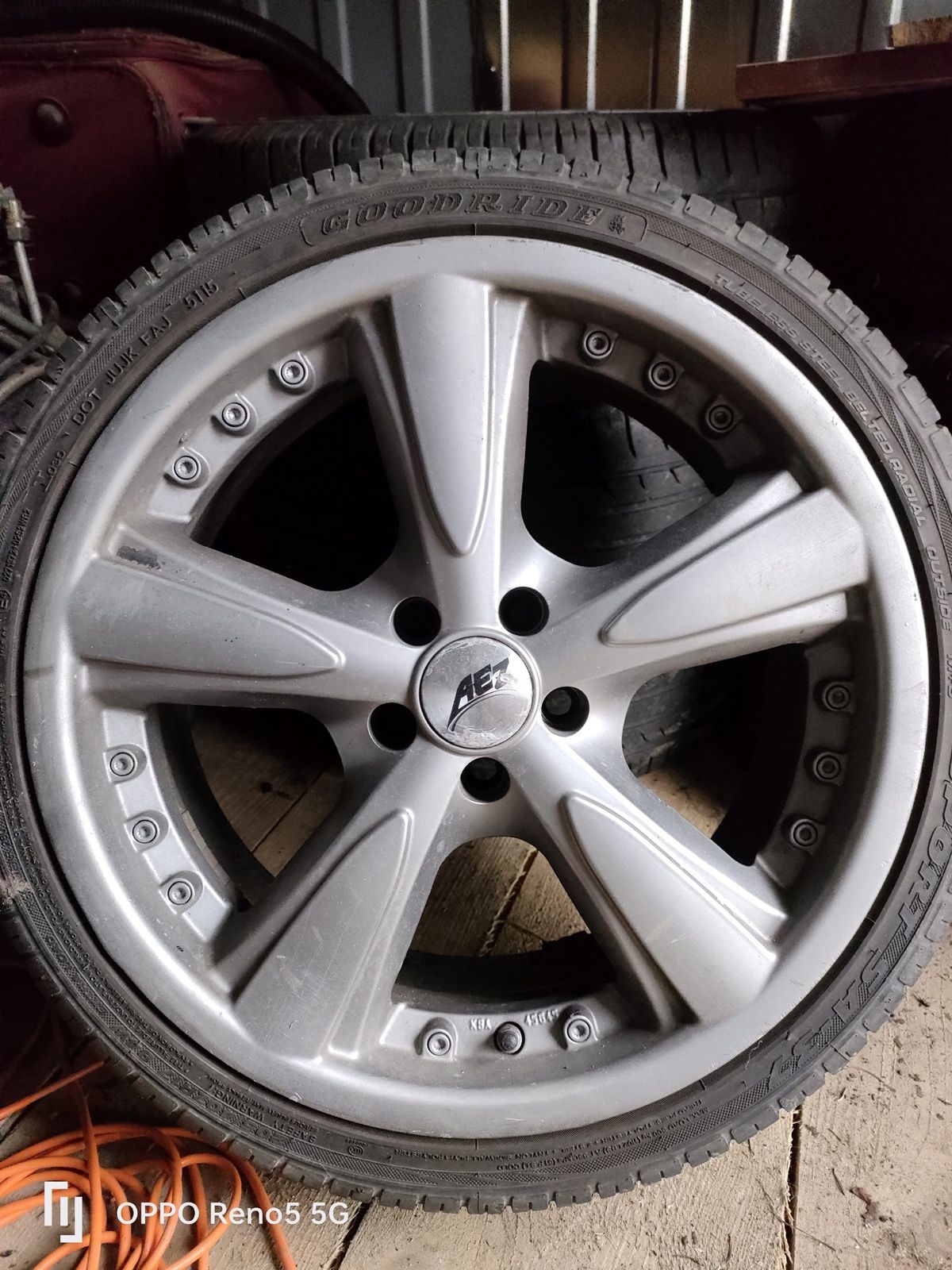 Alufelgi felgi aluminiowe AEZ 17 z oponami letnimi