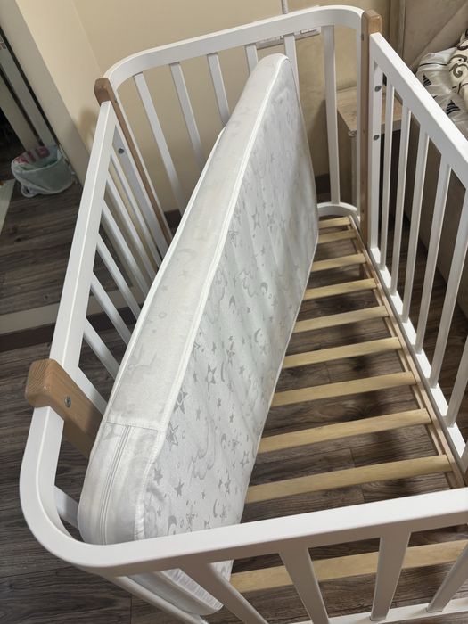 Дитяче ліжечко з маятниковим механізмом