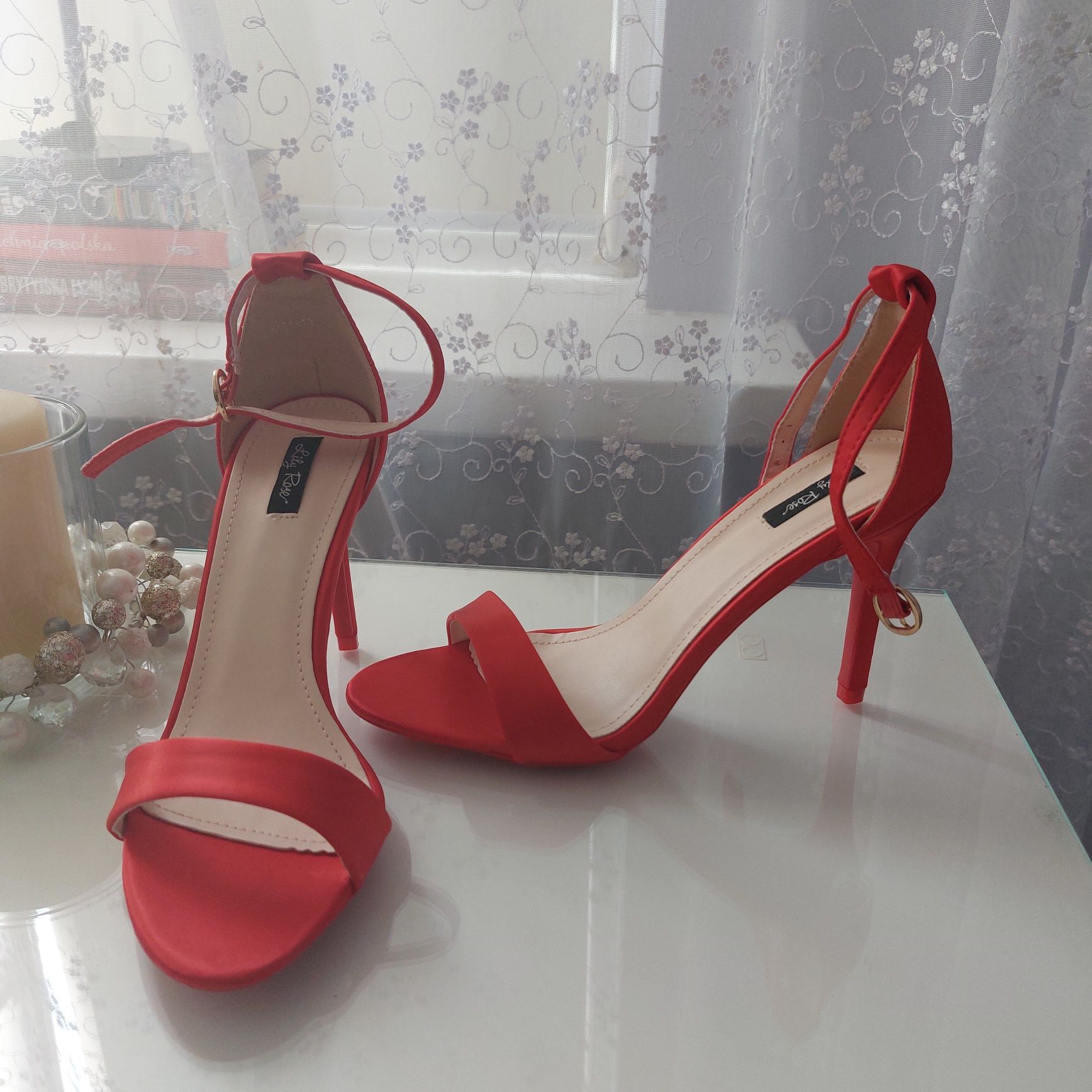 Czerwone sandały na obcasie szpilki klasyka