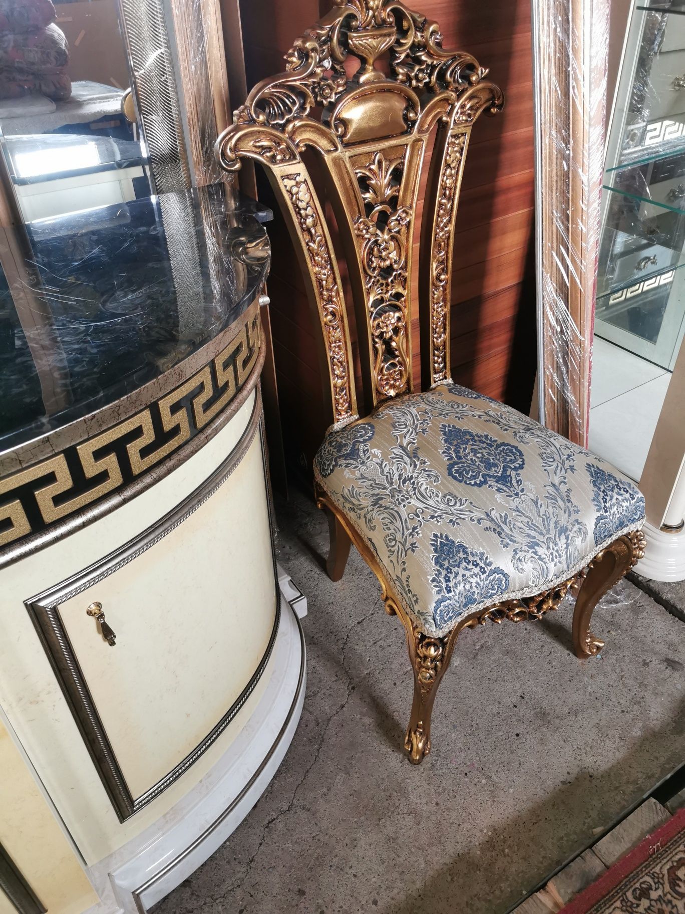 Włoska luksusowa komoda z dużym lustrem Versace