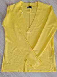 Żółty sweterek z dekoltem w serek.