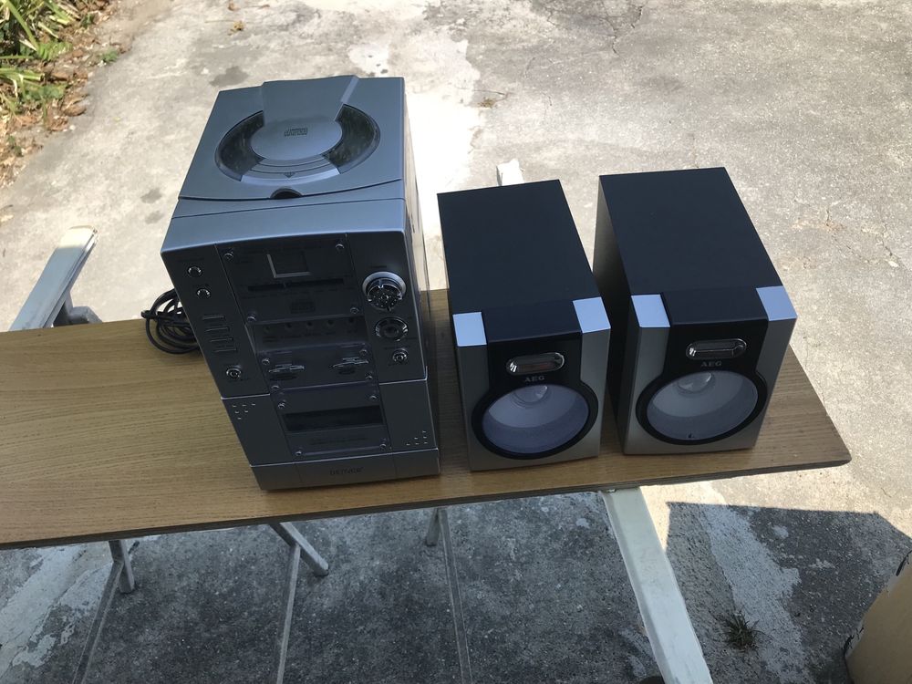 Aparelagem de musica  sao dois vendo no comjunto um sony e outro  tens
