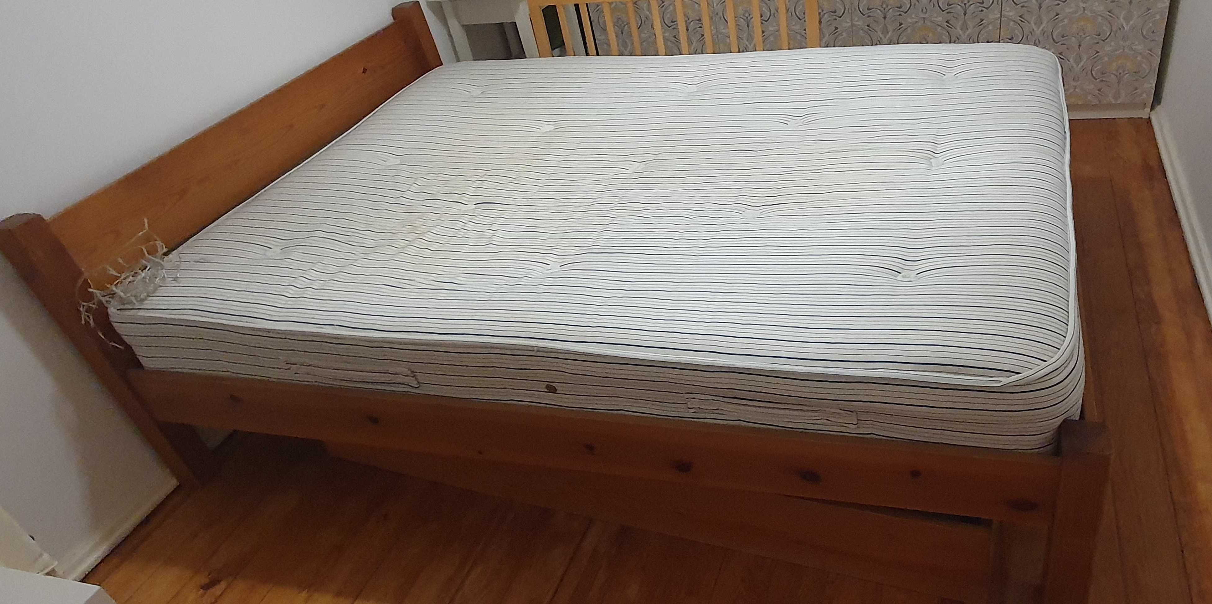 Cama de casal madeira sólida + colchão de molas + gaveta de arrumação