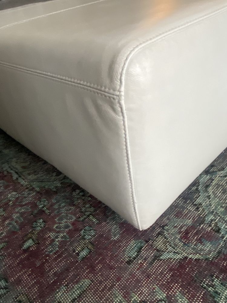 Duży skórzany podnóżek Natuzzi