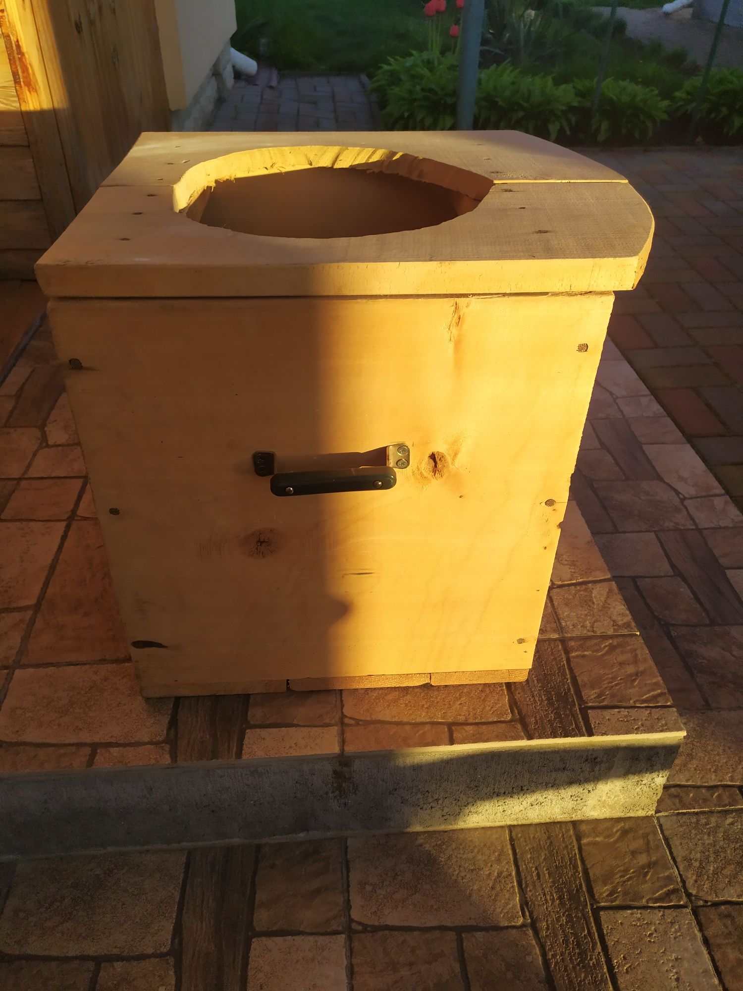 Переносний дерев'яний туалет