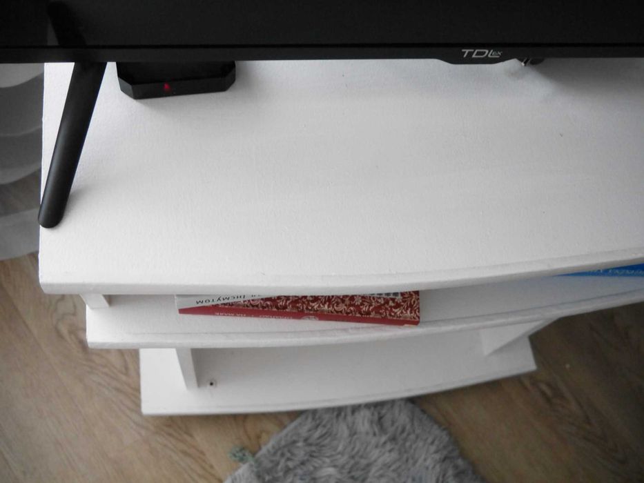 Біла тумба під телевізор