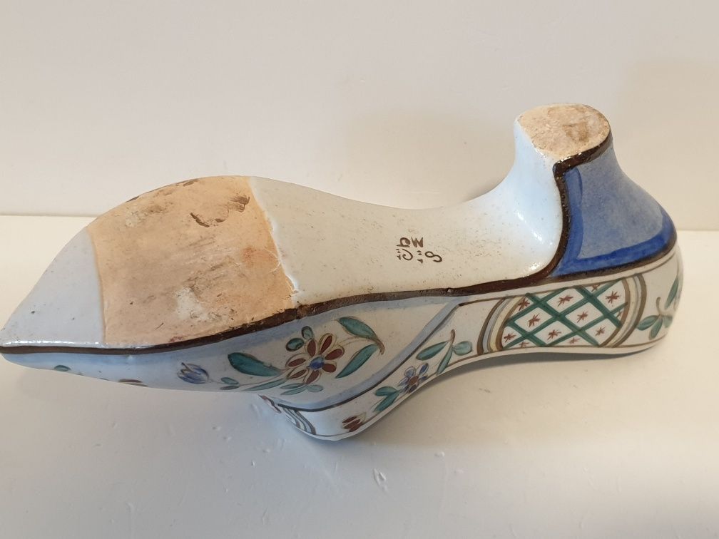 Lindo antigo sapato em faiança francesa