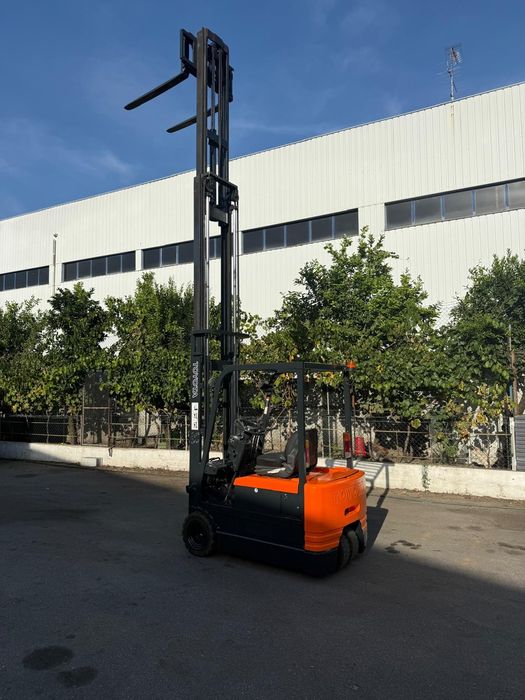 Empilhador toyota eletrico