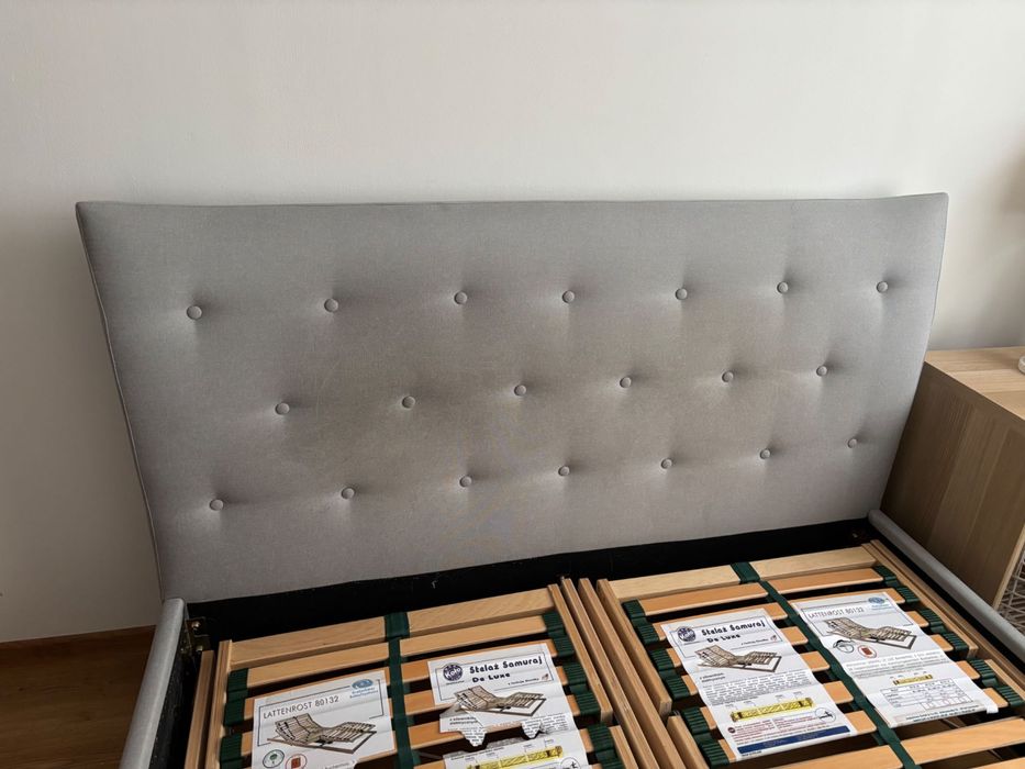 Tapicerowane szare łóżko