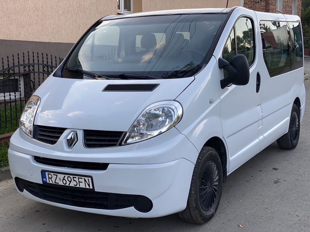 Renault Trafic 9 osobowy lift 2.0 cdi Klima Hak Nowe opony Stan Ideal