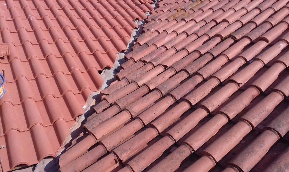 Limpeza de algeroz e impermeabilização de telhado