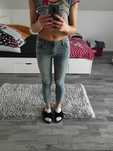 Jeansy z przetarciami