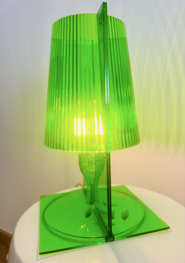 Candeeiro de mesa verde marca Kartell Take