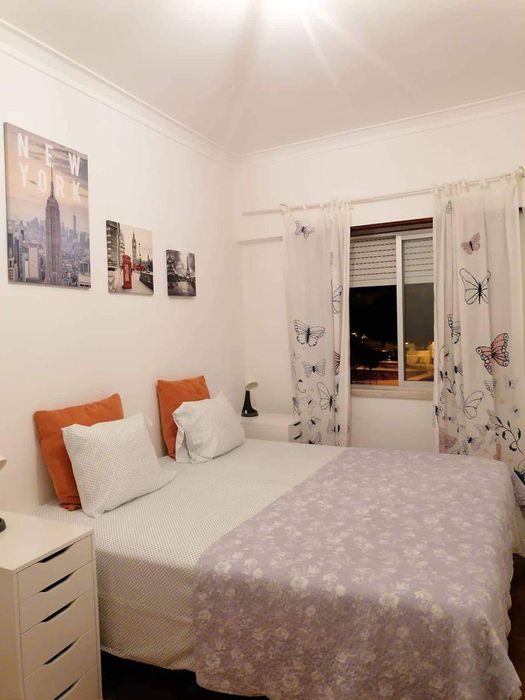 Quarto para duas pessoas.