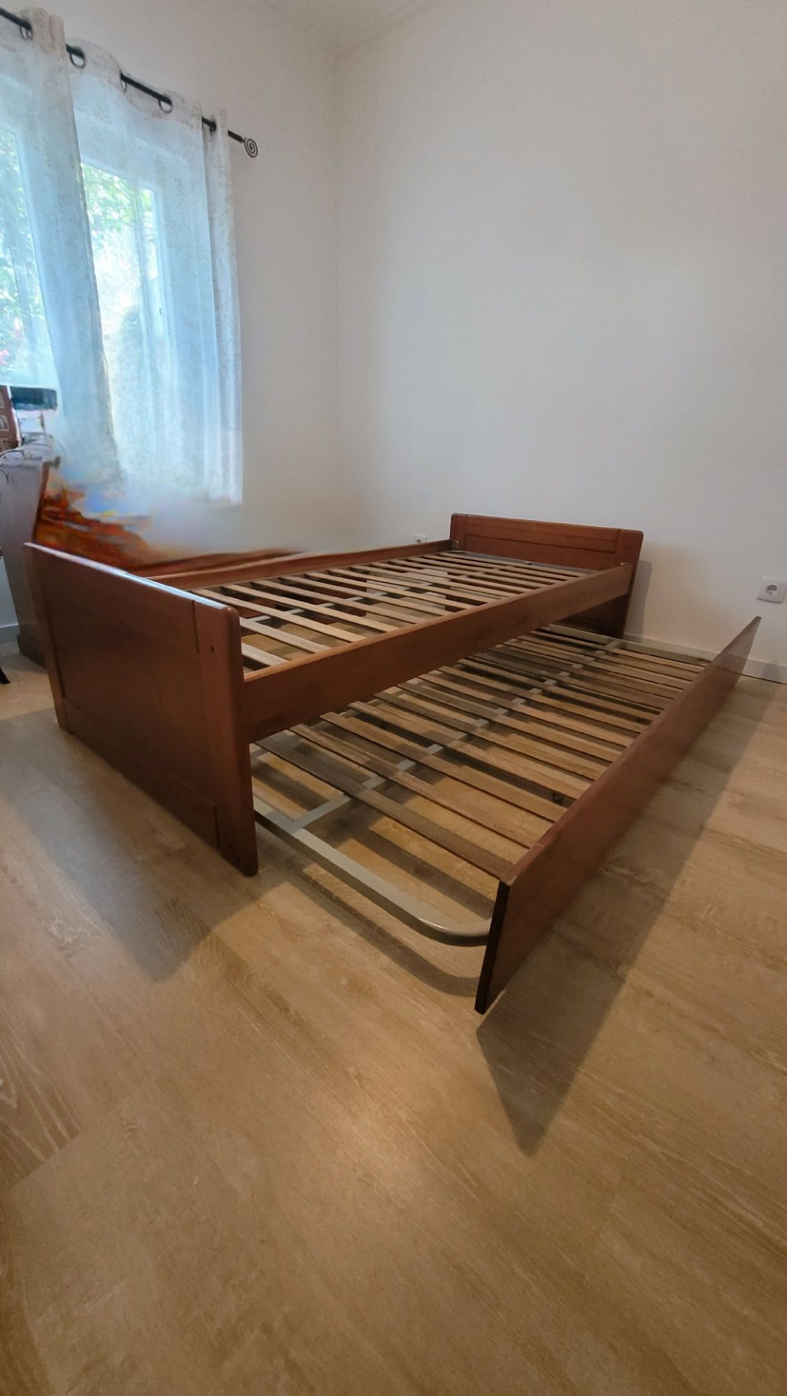 Cama dupla de solteiro em madeira + mesa de cabeceira