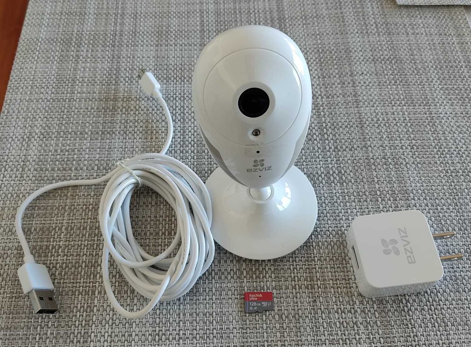 Câmara Wi-Fi Ezviz com Visão Noturna - HD720p + MicroSD 128 Gb