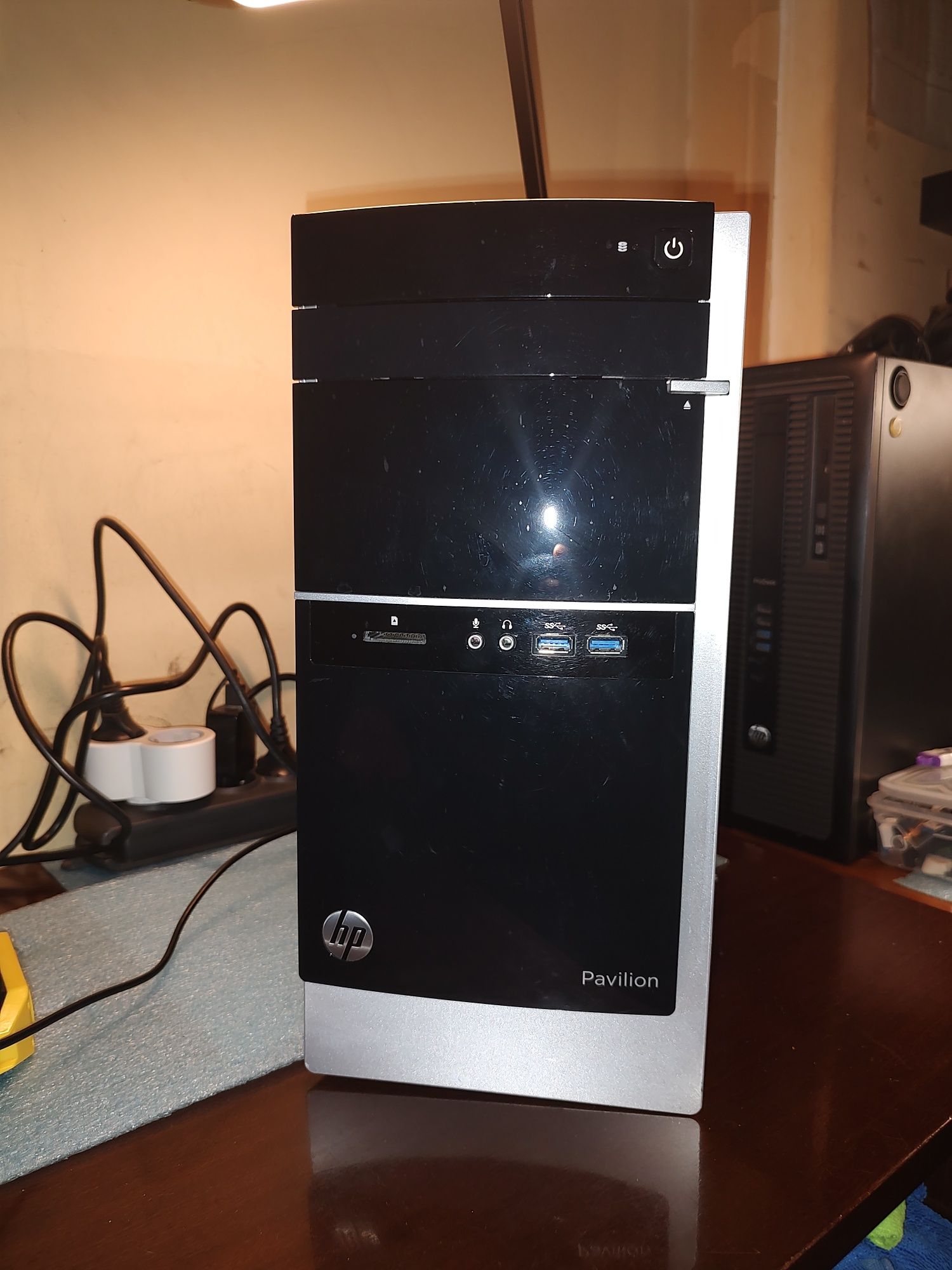 HP Pavilion 500. A10 6700.radeon R7 240. SSD 120gb .8gb RAM.