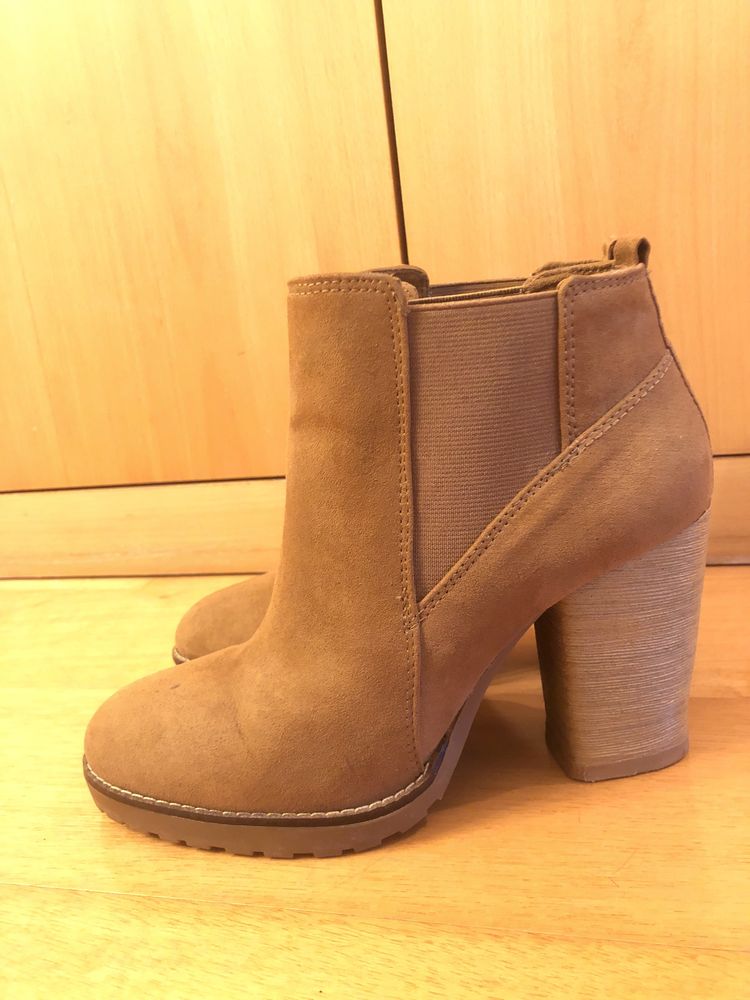 Botins cor camel, tamanho 37, da Bershka