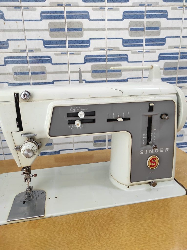 Máquina de costura SINGER antiga
