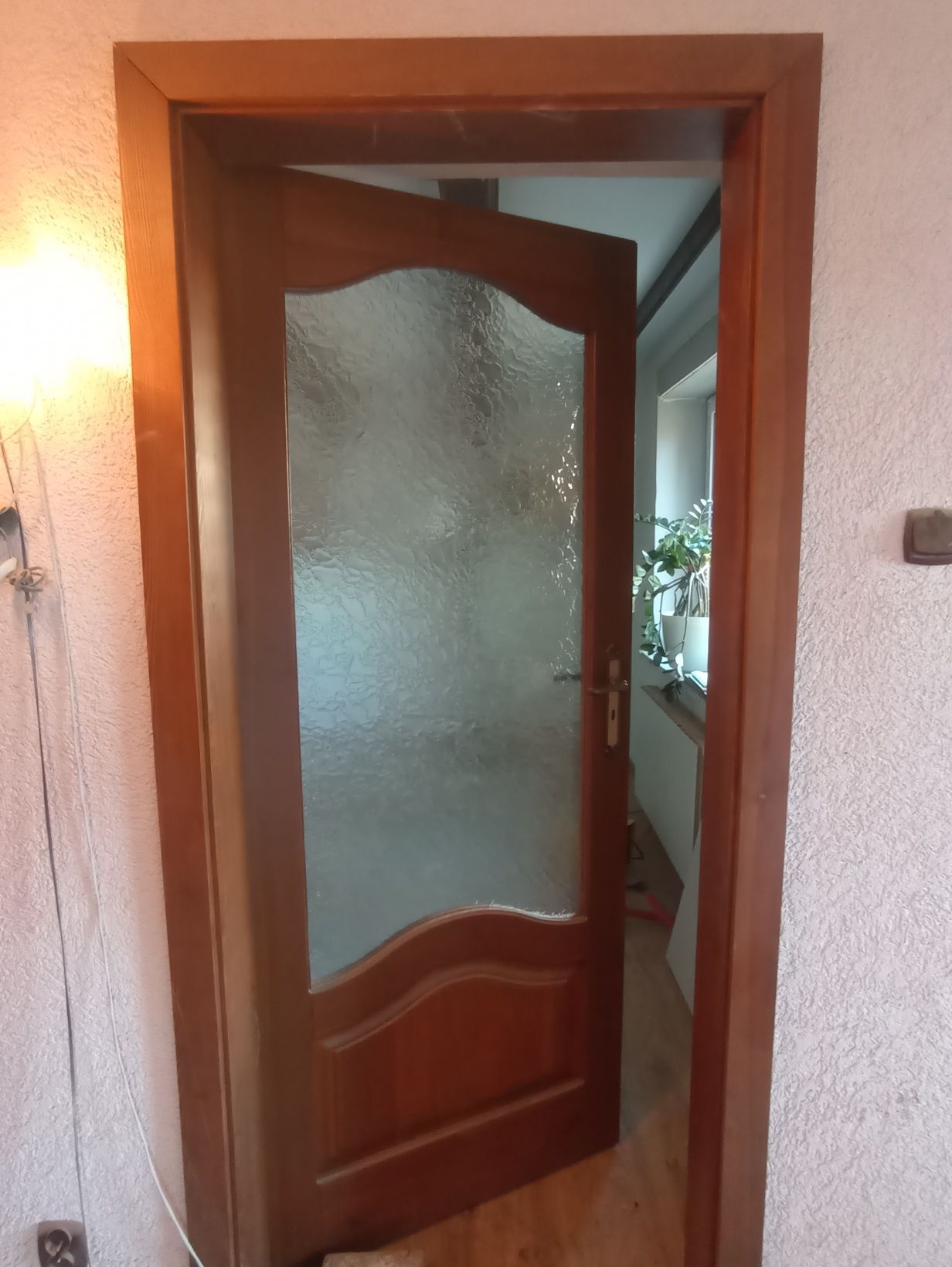 Drzwi drewniane z listwą ozdobną