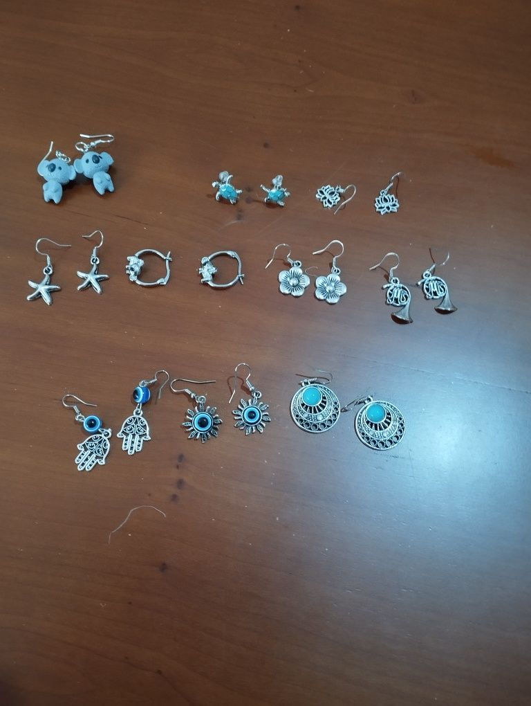 Brincos e colares novos