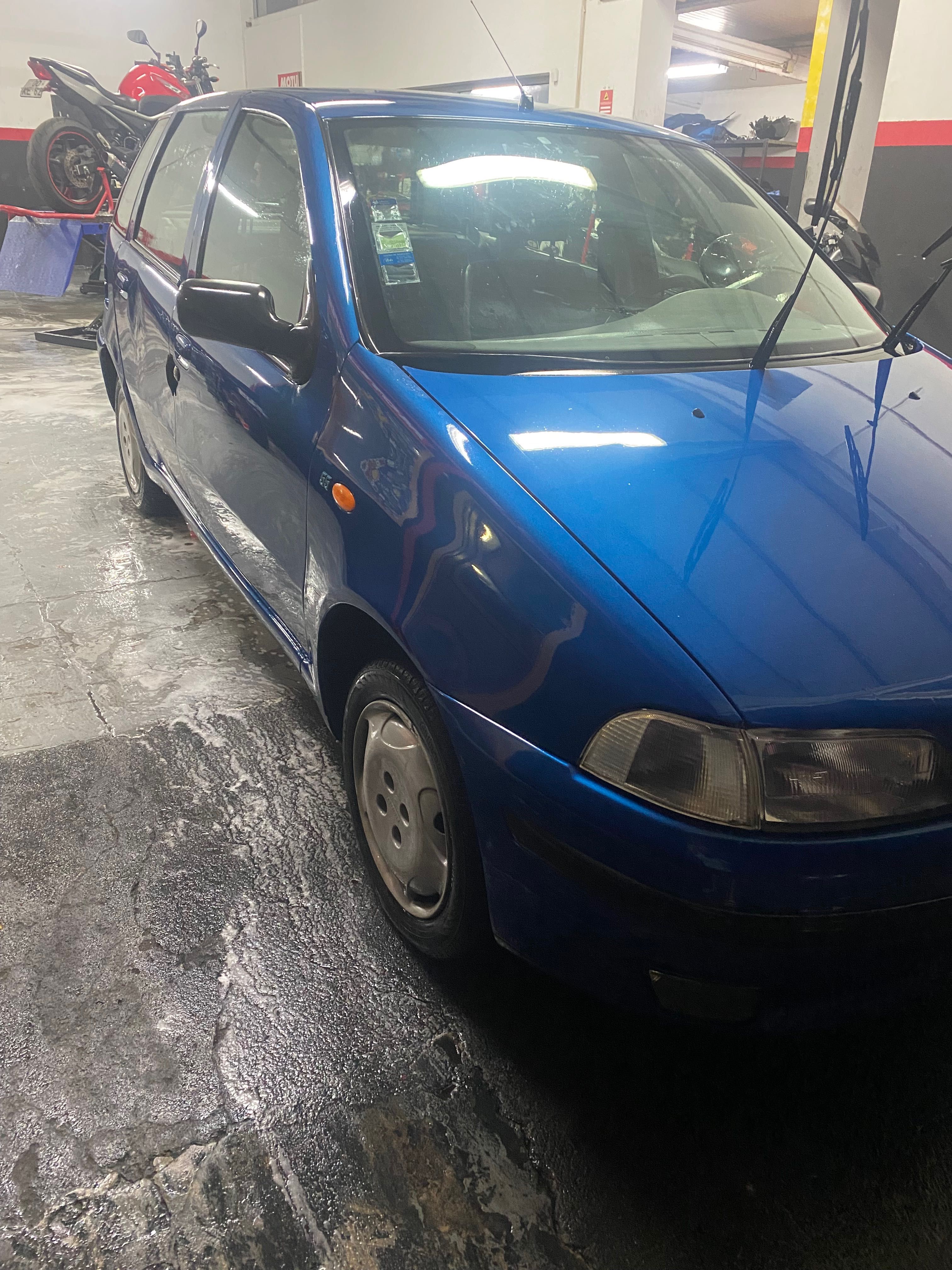 Fiat Punto em excelente estado de cor azul ano 1997
