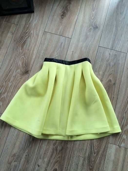 Żółta rozkloszowana spódnica neopren pianka Reserved 36