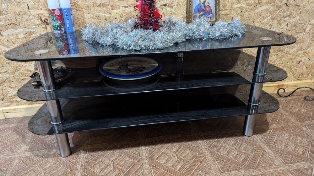 Продам чорний скляний стіл с полицями.
