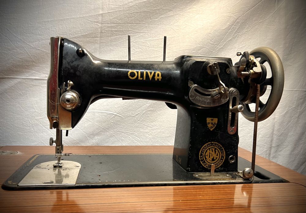 Maquina de Costura- Oliva c/ armario