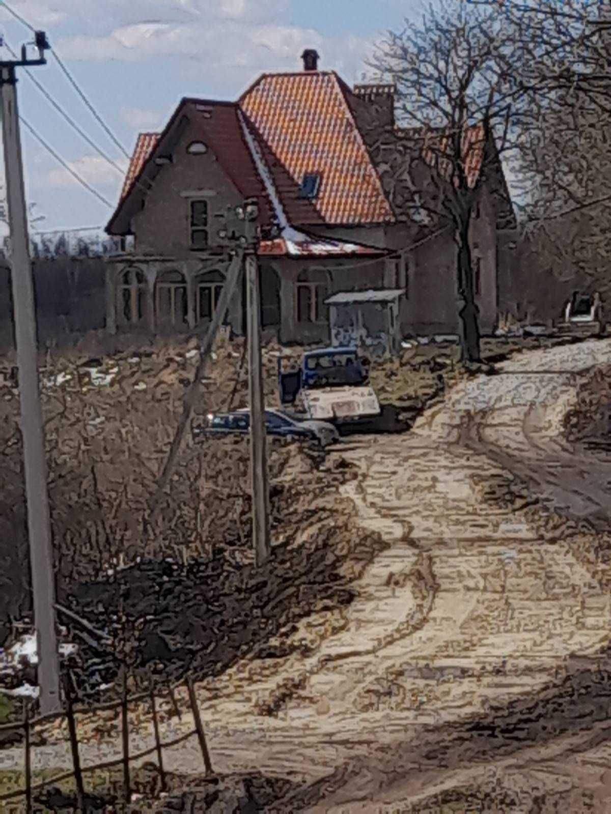 Житлові будівлі та земельні ділянки в с. Деревач