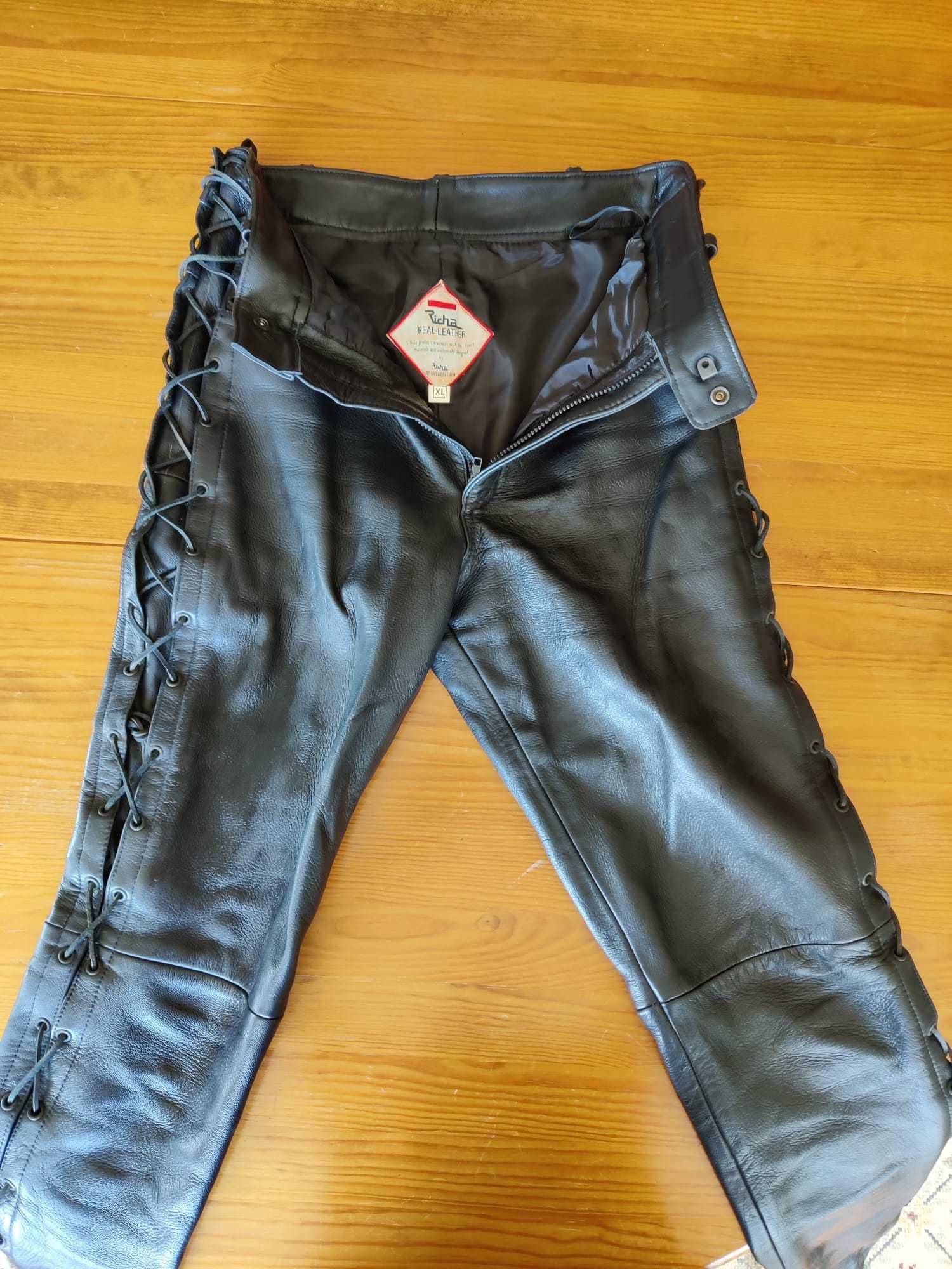 Calça de couro, preta, vintage, com cadarço lateral