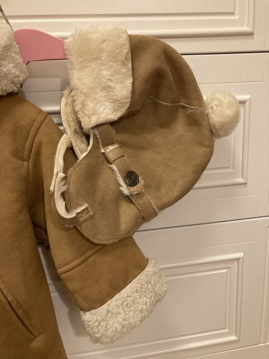 ZARA brązowy płaszczyk kożuszek 92 i GAP czapka uszatka 92 komplet