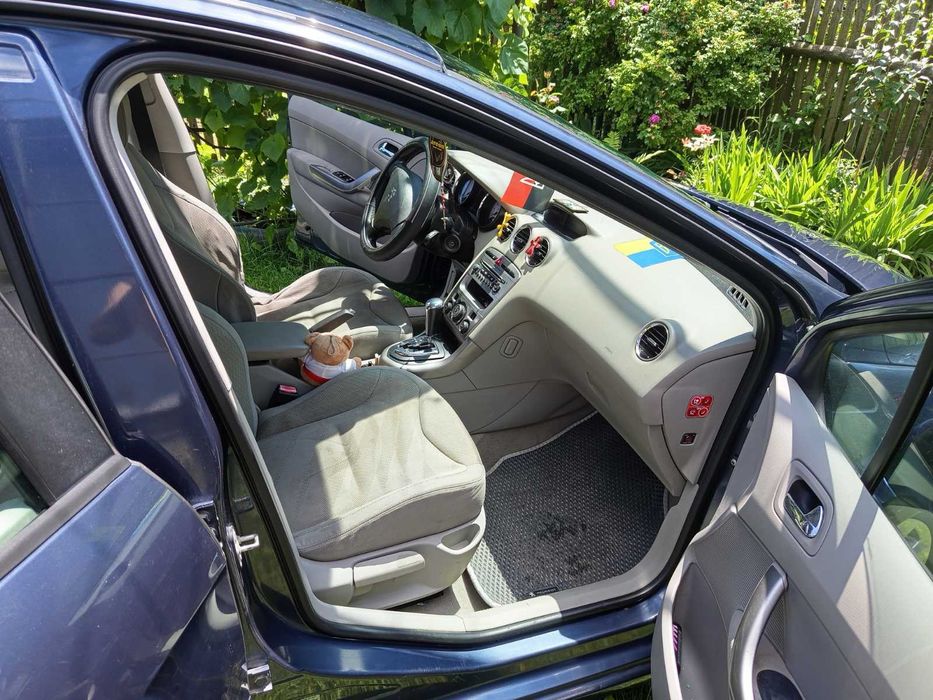 Продаєть автомобіль Пежо 308