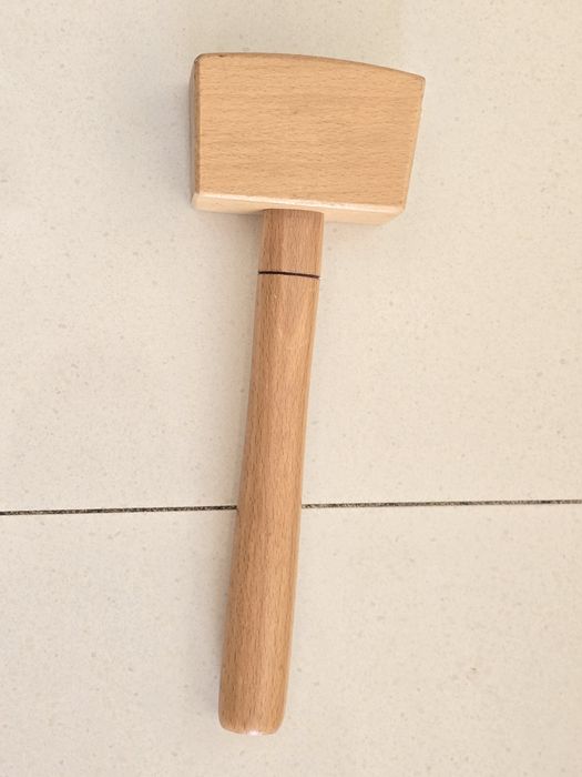 Drewniany młotek stolarski