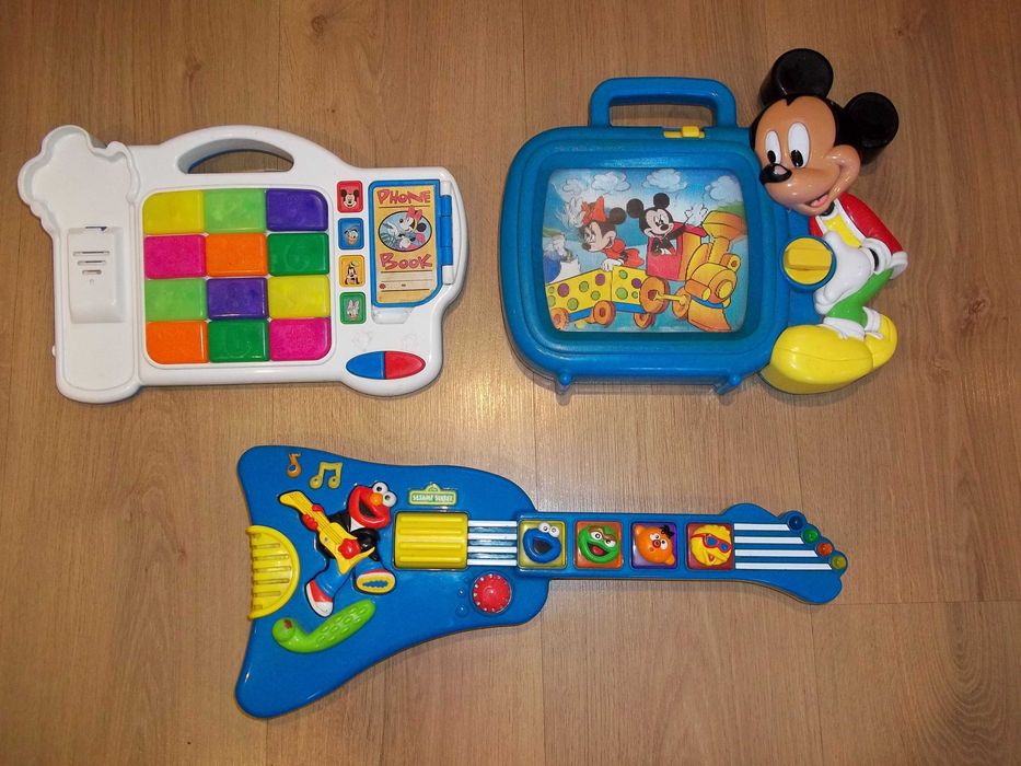 Дитячі музичні іграшки,гітара,телефон,ліхтарик.