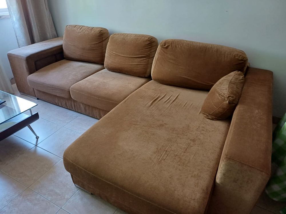 Sofá com chaise longue cor camel em veludo lavável bom estado 2,80 cm