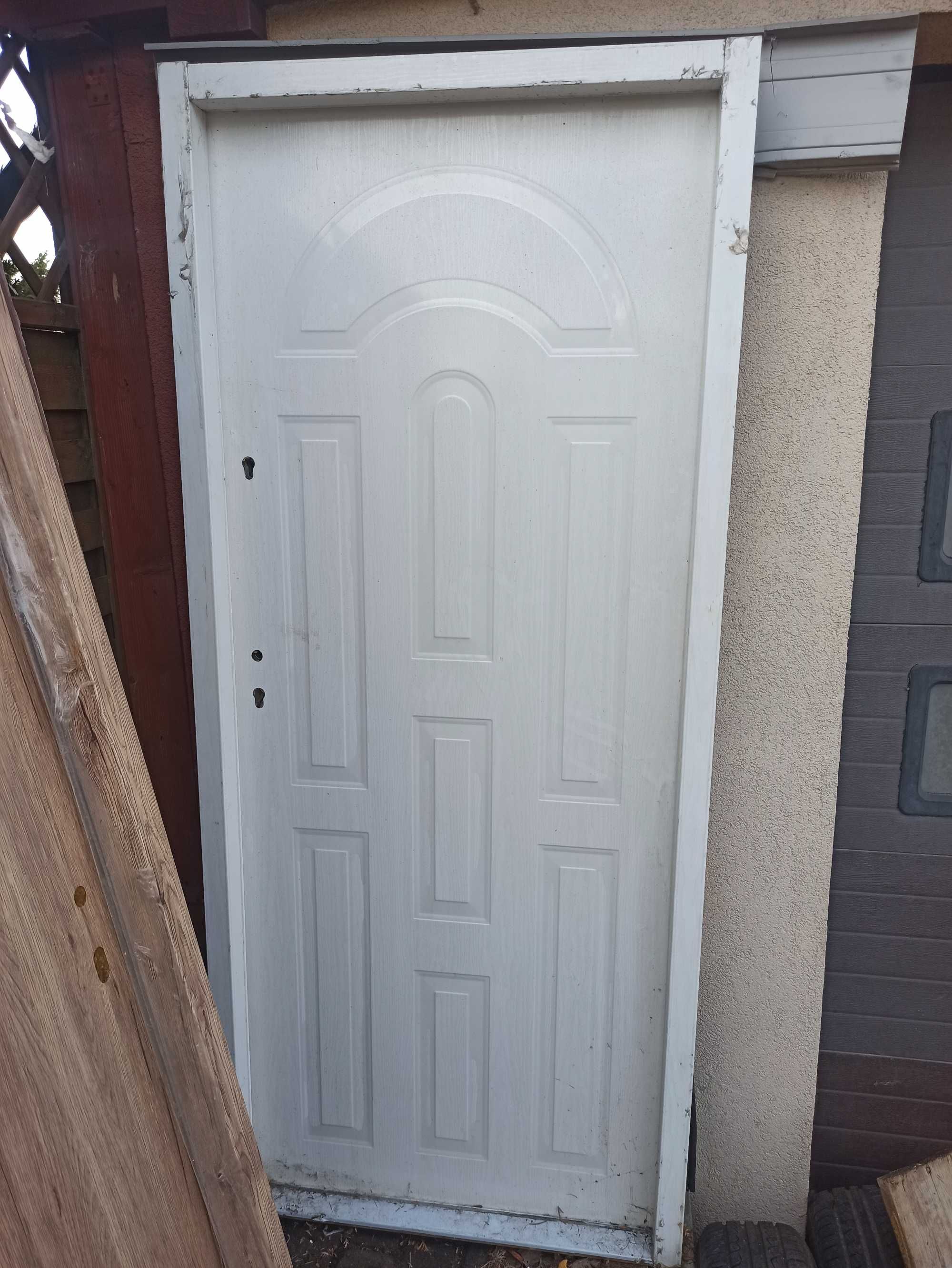 Nowe drzwi zewnętrzna ocieplane białe pełne  lewe 80/207cm uszkodzone