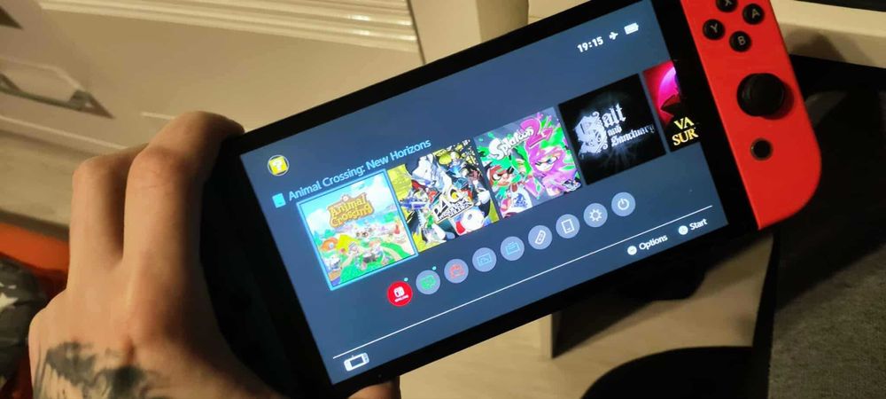 Nintendo Switch OLED z grami.
