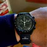 Omega x Swatch Snoopy SO33B700 – Księżycowa Magia w Zegarku