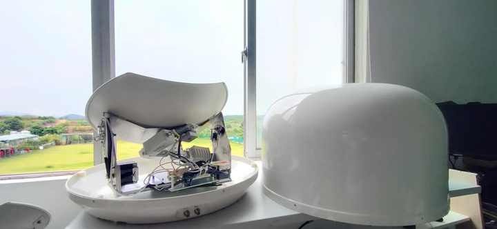 Антенна спутниковая самонаводящаяся