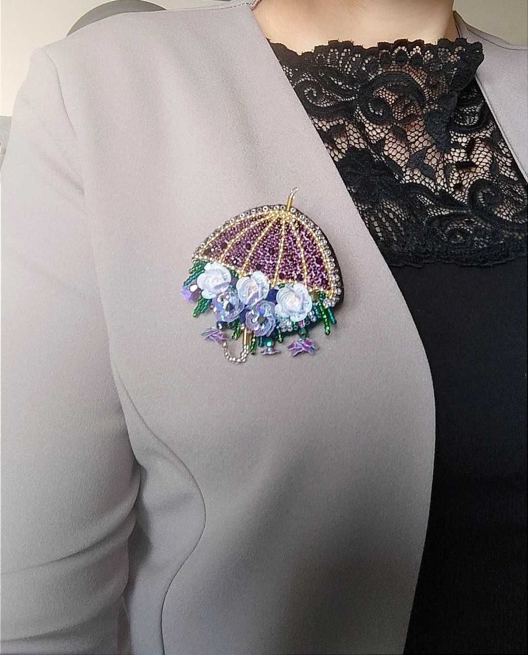 Брошка, прикраса, аксесуар, біжутерія, бісер ЛЕГКА ПІР'ЇНКА. Handmade